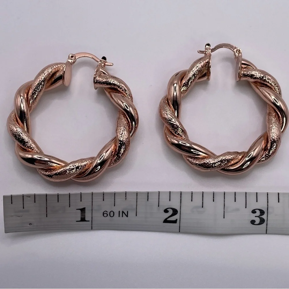 Twist hoop earrings